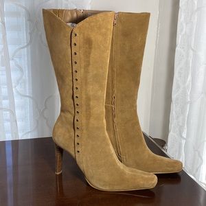 Vintage Mia Tierney camel suede western style high heel boots. Size 7-1/2